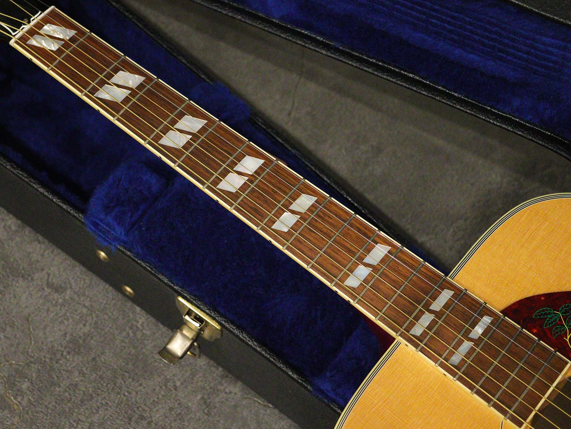 Gibson DOVE Antique Natural 2010